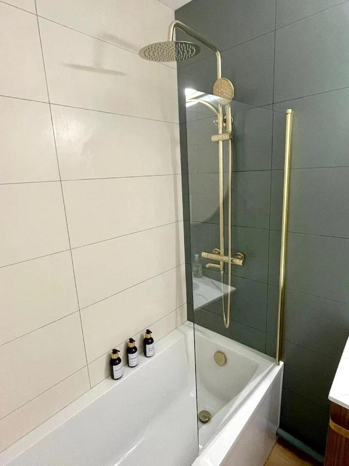 3 Bedroom Flat Close Montmartre Appartamento Parigi